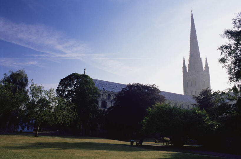 无人,教堂,横图,室外,白天,仰视,旅游,度假,草地,草坪,植物,标志建筑,城市,地标,建筑,美国,阴影,节日,光线,影子,云,云朵,云彩,文化,娱乐,建设,草,树,树木,蓝色,绿色,白云,蓝天,天空,阳光,自然,天,祈祷,享受,休闲,健康,旅游胜地,放松,许愿,宗教,信仰,生长,晴朗,成长,纪念,祈求,北美,北美洲,基督教,天主教,美洲,信念,弗吉尼亚,弗吉尼亚州,诺福克,北亚美利加洲,亚美利加洲,维吉尼亚,老自治领州,诺福克郡,诺福克市,平安,晴空,彩图,低角度拍摄,大教堂,礼拜堂