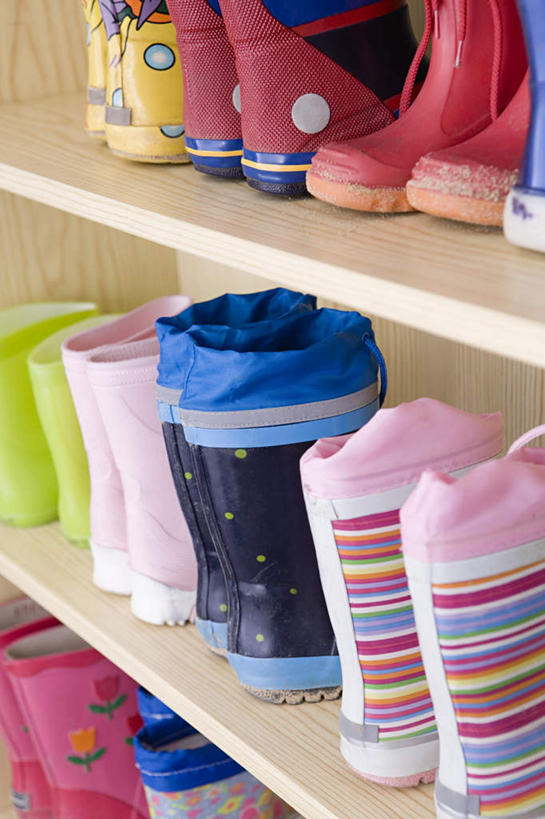 无人,竖图,彩色,室内,特写,白天,正面,柜子,静物,鞋子,许多,朦胧,模糊,雨鞋,雨靴,储物柜,鞋柜,靴子,排列,五颜六色,色彩斑斓,储存,胶鞋,五彩缤纷,五彩斑斓,摆列,储备,蕴藏,贮备,五光十色,彩图,布列,分列,贮存