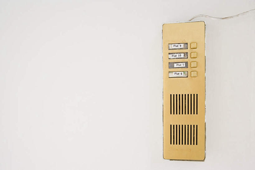 无人,横图,室外,特写,白天,正面,静物,金属制品,电力,金属,电线,线,墙,电能,线路,喇叭,墙壁,墙面,黄色,白色,按钮,电,电源,电源线,门铃,能量,彩图