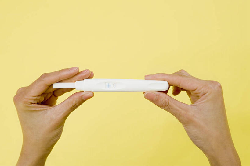 东方人,手,一个人,横图,室内,特写,白天,正面,亚洲,双手,仅一个年轻女性,仅一个女性,仅一个人,握,黄色背景,拿,拿着,黄种人,一个,手部,握着,摄影,影棚,单个,验孕棒,验孕,测孕,测孕棒,验孕笔,年轻女性,女人,女性,亚洲人,半身,彩图,影棚拍摄,拍摄