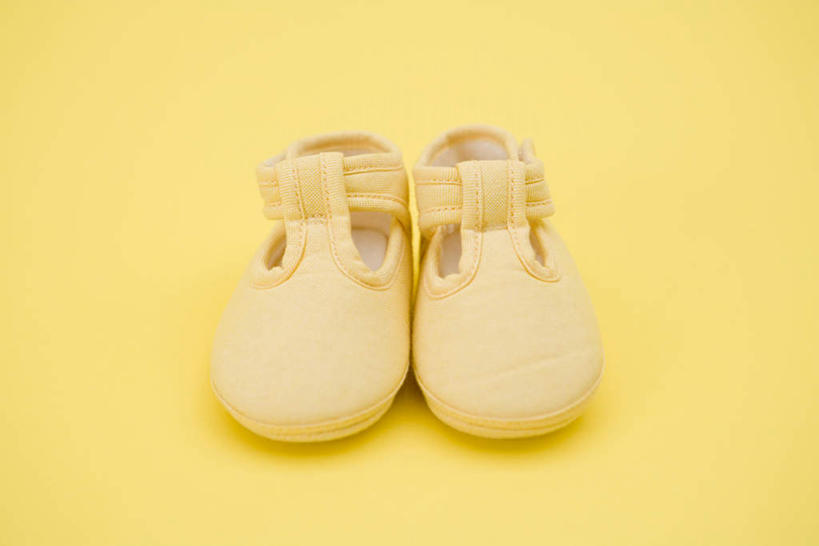 无人,横图,俯视,室内,特写,白天,静物,鞋子,一双,阴影,黄色背景,反射,影子,黄色,婴儿鞋,摄影,影棚,休闲鞋,彩图,高角度拍摄,影棚拍摄,拍摄