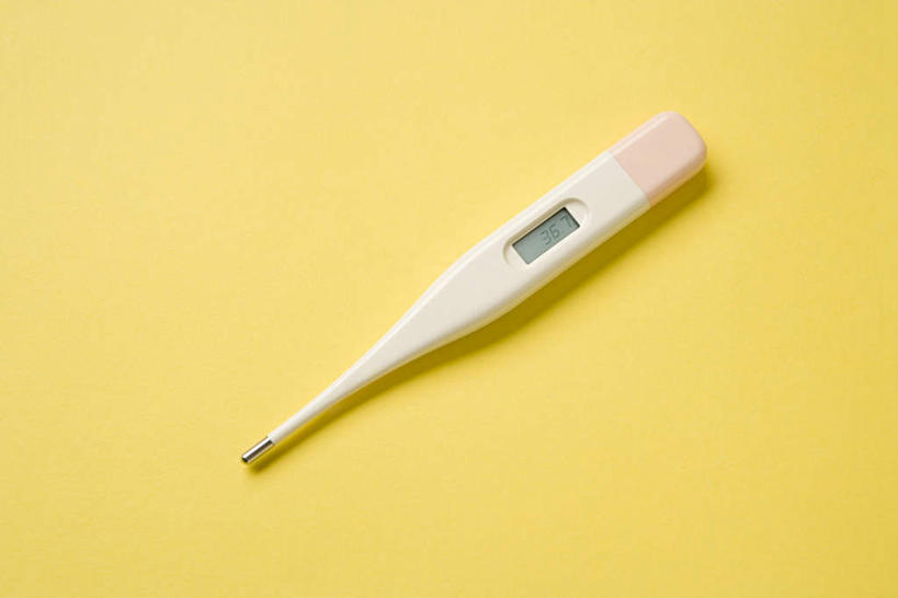 无人,横图,俯视,室内,特写,白天,安全,生活用品,静物,阴影,黄色背景,反射,医学,测量,器材,温度计,影子,显示屏,一个,体温计,摄影,影棚,单个,快速,温度,感冒,医疗,卫生,准确,体温,精度,精准,发烧,电子温度计,电子体温计,流感,物理,感温头,温度传感器,读数,快捷,医用温度计,量温棒,热电偶,彩图,高角度拍摄,影棚拍摄,拍摄