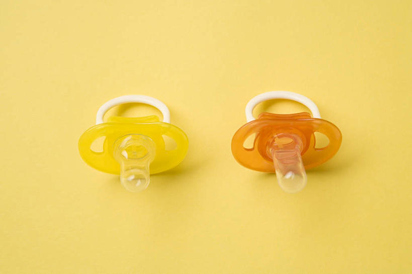 无人,横图,俯视,室内,特写,白天,静物,阴影,黄色背景,反射,影子,两个,黄色,橙色,摄影,影棚,奶嘴,婴儿用品,彩图,高角度拍摄,影棚拍摄,拍摄