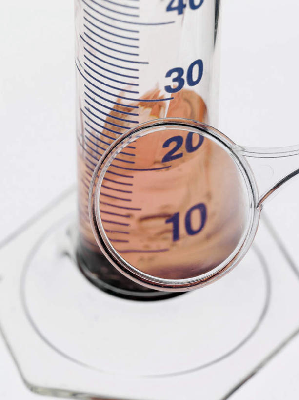 无人,竖图,俯视,室内,特写,白天,白色背景,实验,仪器,静物,杯子,阴影,检查,研究,透明,反射,分析,科学,化学,测试,标志,放大镜,量筒,数字,文字,液体,影子,字符,刻度,标识,玻璃制品,一个,玻璃瓶,瓶子,观察,橙色,器皿,清晰,探索,摄影,阿拉伯数字,影棚,放大,单个,观看,仔细,透镜,凸透镜,聚焦,关注,计量,玻璃仪器,试验耗材,实验用品,光学,清楚,玻璃杯,彩图,高角度拍摄,影棚拍摄,拍摄