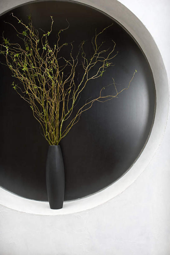 无人,竖图,室内,特写,白天,正面,植物,花瓶,圆形,陶瓷,墙,枝条,陶瓷制品,墙壁,墙面,树,树木,树枝,白色,瓶子,虬枝,枝杈,彩图