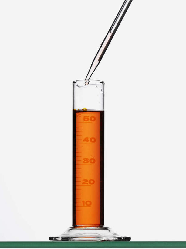 无人,竖图,室内,特写,白天,白色背景,正面,实验,仪器,静物,杯子,研究,透明,分析,化学,测试,滴管,试管,液体,玻璃制品,一个,玻璃瓶,瓶子,橙色,器皿,摄影,影棚,单个,计量,玻璃仪器,试验耗材,实验用品,吸液管,移液管,玻璃杯,彩图,影棚拍摄,拍摄