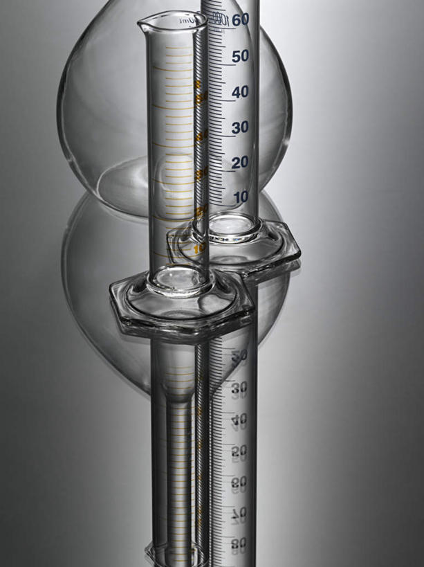 无人,竖图,俯视,室内,特写,白天,实验,仪器,静物,杯子,灰色背景,研究,透明,分析,化学,测试,烧瓶,试管,玻璃制品,两个,玻璃瓶,瓶子,器皿,摄影,影棚,计量,玻璃仪器,试验耗材,实验用品,平底烧瓶,玻璃杯,彩图,高角度拍摄,影棚拍摄,拍摄