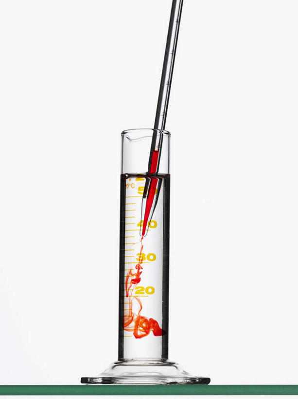 无人,竖图,室内,特写,白天,白色背景,正面,实验,仪器,静物,杯子,研究,透明,分析,化学,测试,滴管,试管,液体,玻璃制品,黄色,红色,玻璃瓶,瓶子,器皿,摄影,影棚,计量,玻璃仪器,试验耗材,实验用品,吸液管,移液管,玻璃杯,彩图,影棚拍摄,拍摄