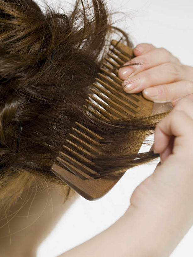 东方人,手,头发,一个人,竖图,室内,特写,白天,白色背景,侧面,亚洲,双手,仅一个年轻女性,仅一个女性,仅一个人,棕色,梳子,黄种人,一个,日用品,手部,摄影,影棚,单个,梳理,美发用品,年轻女性,女人,女性,亚洲人,卷发,半身,彩图,影棚拍摄,拍摄