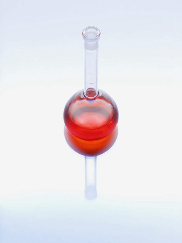 无人,竖图,俯视,室内,特写,白天,白色背景,实验,仪器,静物,朦胧,模糊,研究,透明,分析,化学,测试,烧瓶,液体,玻璃制品,一个,红色,玻璃瓶,瓶子,器皿,摄影,影棚,单个,玻璃仪器,试验耗材,实验用品,平底烧瓶,彩图,高角度拍摄,影棚拍摄,拍摄