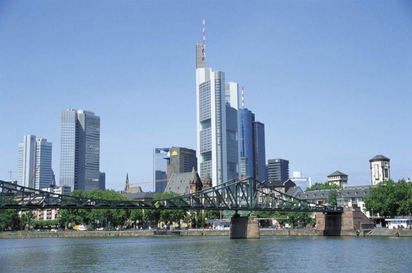 无人,高楼大厦,横图,室外,白天,正面,度假,河流,美景,水,植物,城市风光,城市,大桥,大厦,建筑,立交桥,摩天大楼,桥梁,德国,欧洲,阴影,光线,影子,河水,景观,水流,高架,斜拉桥,桥,娱乐,树,树木,蓝色,绿色,蓝天,天空,阳光,自然,天,享受,休闲,景色,放松,生长,晴朗,成长,西欧,万里无云,德意志联邦共和国,法兰克福,法兰克福市,黑森州,晴空,晴空万里,彩图,大楼,高层建筑,高楼,摩天楼