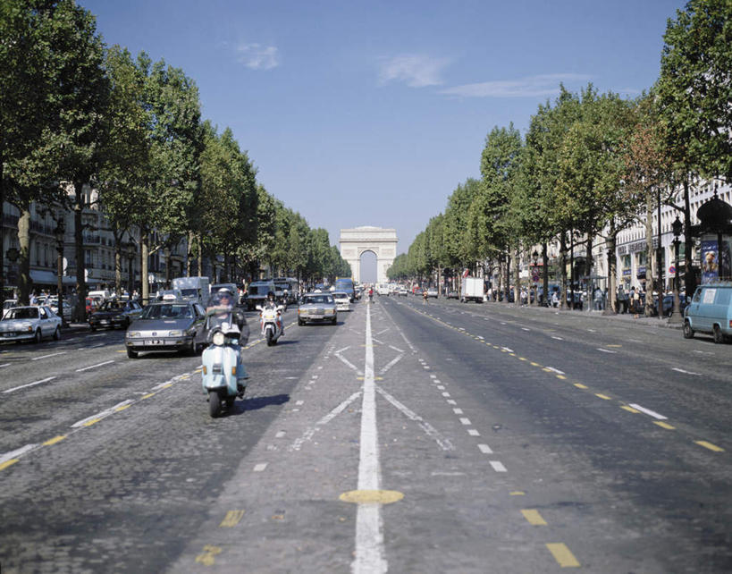 无人,横图,室外,白天,正面,购物,旅游,度假,消费,植物,标志建筑,道路,地标,建筑,路,公路,汽车,法国,凯旋门,巴黎,欧洲,许多,阴影,光线,影子,云,云朵,分界线,停车线,交通,首都,云彩,娱乐,建设,车,树,树木,蓝色,绿色,白云,蓝天,天空,阳光,自然,交通工具,轿车,天,享受,休闲,旅游胜地,放松,生长,晴朗,成长,车行道,车行道分界线,载具,标线,车行线,香榭丽舍大道,法兰西共和国,法兰西第五共和国,爱丽舍田园大街,香榭丽舍大街,晴空,马路,彩图