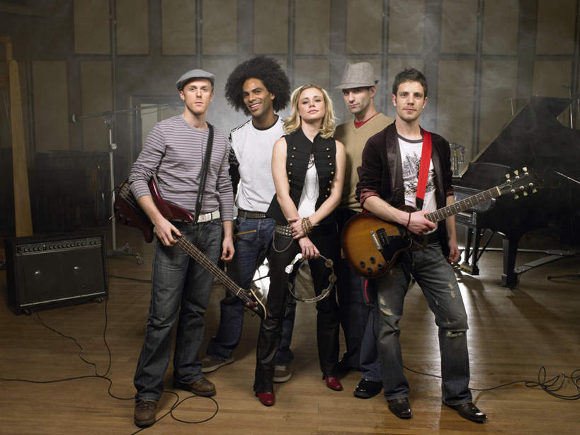 西方人,伙伴,朋友,站,笑,微笑,露齿笑,横图,室内,白天,正面,友谊,键盘,地板,欧洲,非洲,黑人,欧洲人,五个人,一排,握,阴影,服装,整齐,反射,影子,钢琴,吉他,乐器,弦乐器,音响,地面,许多人,拿,拿着,注视,休闲装,木地板,排列,衣服,话筒,观察,看,站着,一群人,休闲,休闲服,握着,服饰,观看,张开双腿,察看,录音棚,录音室,麦克风,键盘乐器,队列,关注,扩音器,摇铃,弹拨弦鸣乐器,传声器,微音器,声响,展开双腿,友情,男人,男性,年轻男性,年轻女性,女人,女性,白种人,非洲人,抬头,仰头,站立,彩图,全身,弹拨弦乐器,伸展双腿