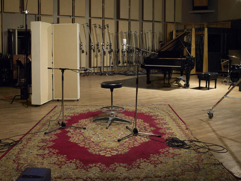 无人,横图,室内,白天,正面,键盘,地毯,椅子,阴影,装饰,编织,反射,影子,手工艺品,钢琴,乐器,织物,话筒,工艺品,吧椅,华丽,修饰,点缀,录音棚,录音室,麦克风,键盘乐器,扩音器,传声器,衬托,美观,雅致,雅观,吧台椅,酒吧椅,微音器,彩图