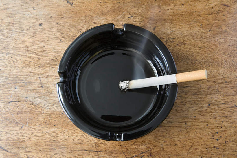 无人,横图,俯视,室内,特写,白天,桌面,桌子,静物,香烟,一根,阴影,反射,木制,影子,陶瓷,陶瓷制品,燃烧,一个,黑色,木制品,烟,单个,烟灰缸,焚烧,烟碟,烟盅,卷烟,烟草,纸烟,彩图,高角度拍摄