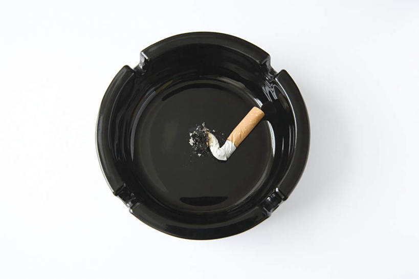 无人,横图,俯视,室内,特写,白天,白色背景,静物,香烟,一根,阴影,反射,影子,陶瓷,陶瓷制品,燃烧,一个,黑色,烟,摄影,影棚,单个,烟灰缸,焚烧,烟碟,烟盅,卷烟,烟草,纸烟,彩图,高角度拍摄,影棚拍摄,拍摄