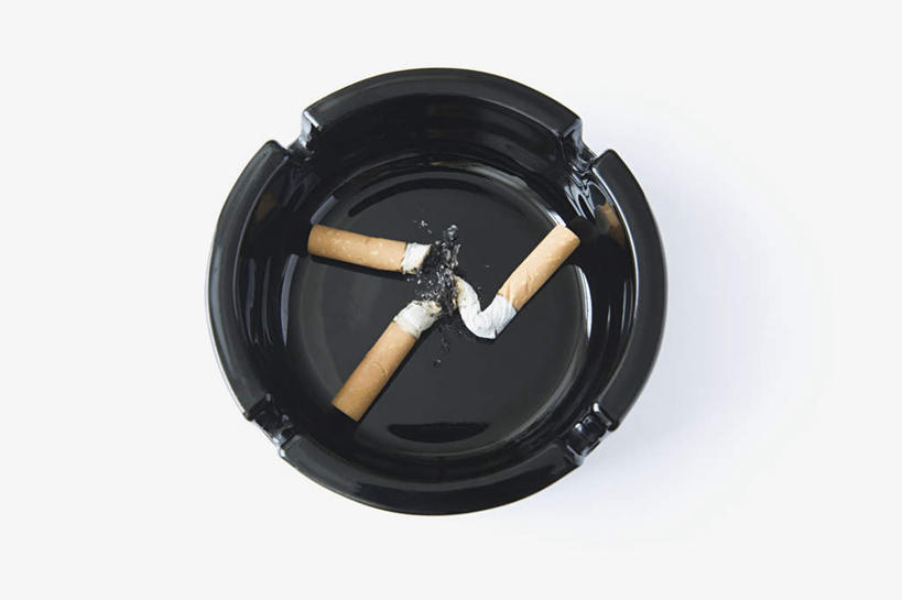 无人,横图,俯视,室内,特写,白天,白色背景,静物,香烟,三根,阴影,反射,影子,陶瓷,陶瓷制品,燃烧,一个,黑色,烟,摄影,影棚,单个,烟灰缸,焚烧,烟碟,烟盅,卷烟,烟草,纸烟,彩图,高角度拍摄,影棚拍摄,拍摄