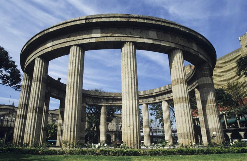 无人,横图,室外,白天,仰视,旅游,度假,草地,草坪,石头,名胜古迹,植物,标志建筑,城市,地标,建筑,墨西哥,一排,阴影,遗迹,整齐,光线,石子,影子,柱子,云,云朵,云彩,古迹,文物,娱乐,建设,古建筑,草,树,树木,排列,蓝色,绿色,白云,蓝天,天空,阳光,自然,天,享受,休闲,旅游胜地,放松,生长,晴朗,成长,北美,北美洲,队列,美洲,古文明,首府,北亚美利加洲,亚美利加洲,墨西哥合众国,仙人掌王国,瓜达拉哈拉,瓜达拉哈拉市,哈利斯科,哈利斯科州,石块,岩石,晴空,彩图,低角度拍摄