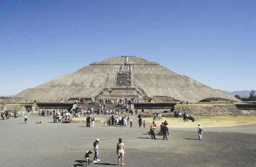 西方人,站,横图,室外,白天,正面,旅游,度假,名胜古迹,城市,地标,墨西哥,欧洲,欧洲人,服装,遗迹,三角形,首都,许多人,注视,古迹,历史,文物,娱乐,古建筑,衣服,蓝色,蓝天,天空,天,观察,看,站着,一群人,享受,休闲,旅游胜地,金字塔,放松,服饰,晴朗,观看,察看,北美,陵墓,北美洲,玛雅金字塔,衣着,穿着,关注,美洲,古文明,万里无云,墨西哥城,特奥蒂瓦坎,方锥形,北亚美利加洲,亚美利加洲,墨西哥合众国,仙人掌王国,阿兹特克金字塔,阿兹特克金字塔大神庙,狄奥提瓦康,迪奥狄华肯,联邦区,特奥蒂瓦坎古城,月亮金字塔,衣饰,男人,男性,年轻男性,年轻女性,女人,女性,白种人,晴空,晴空万里,站立,彩图,全身,标志性建筑