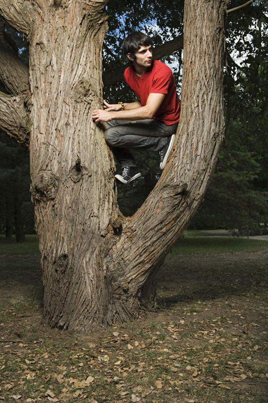 西方人,一个人,坐,攀登,竖图,室外,白天,侧面,植物,欧洲,欧洲人,仅一个男性,仅一个人,服装,树桩,枝条,注视,休闲装,树,树干,树木,树枝,仅一个年轻男性,衣服,红色,绿色,自然,观察,看,休闲,休闲服,木桩,服饰,生长,成长,观看,察看,关注,虬枝,枝杈,男人,男性,年轻男性,白种人,攀爬,坐着,彩图,全身,攀缘