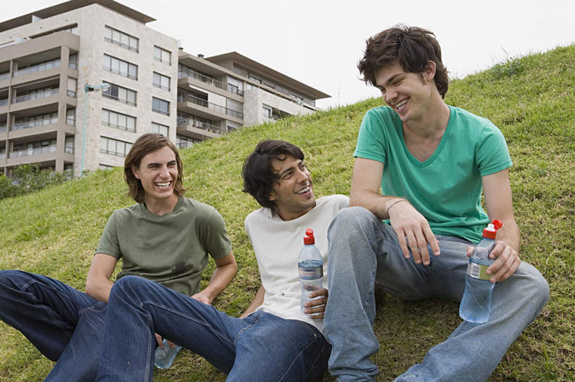 西方人,三个人,伙伴,朋友,坐,笑,睡,微笑,露齿笑,横图,室外,白天,仰视,友谊,草地,草坪,植物,猫头鹰,鸟,野生动物,欧洲,欧洲人,两瓶,握,服装,朦胧,模糊,鸟类,拿,拿着,扭头,注视,休闲装,草,衣服,绿色,天空,动物,瓶子,塑料制品,天,观察,看,转头,休闲,休闲服,塑料瓶,握着,服饰,晴朗,观看,察看,关注,凶猛,雪鸮,雪枭,万里无云,白鸮,白夜猫子,雪猫头鹰,残暴,凶残,友情,男人,男性,年轻男性,白种人,晴空,晴空万里,鸮,枭,困,困觉,寝息,睡觉,坐着,半身,彩图,低角度拍摄