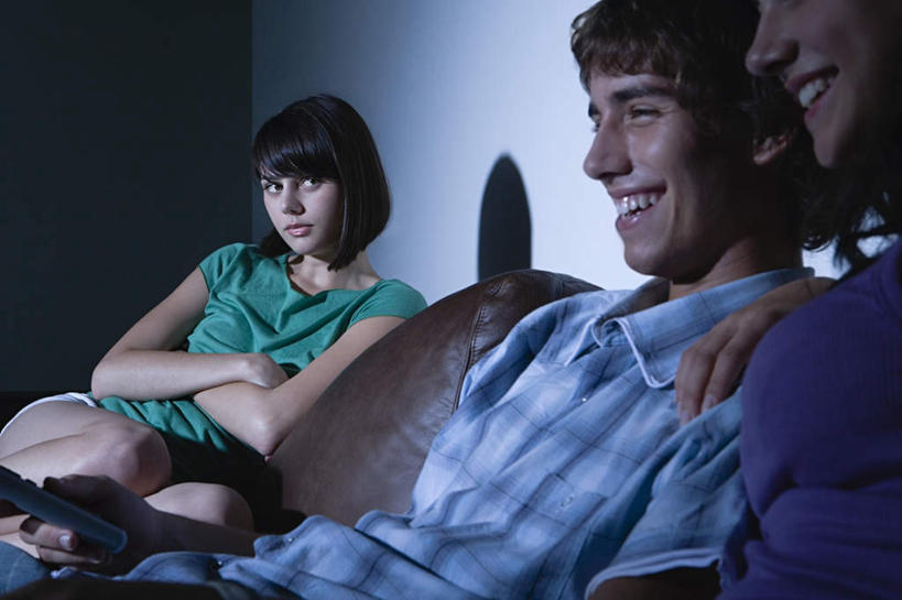 西方人,三个人,伙伴,朋友,客厅,坐,抱,双手交叉,横图,室内,白天,正面,爱情,友谊,沙发,欧洲,欧洲人,握,阴影,服装,光线,影子,墙,灯光,浪漫,拿,拿着,注视,休闲装,墙壁,墙面,衣服,遥控器,观察,看,休闲,温暖,温馨,休闲服,恩爱,握着,恋人,服饰,抱着,观看,和睦,察看,起居室,双手抱胸,搂着,关注,布艺沙发,嫉妒,妒忌,客堂,忌妒,友情,男人,男性,年轻男性,年轻女性,女人,女性,白种人,情侣,怀抱,搂,搂抱,相抱,拥抱,坐着,半身,彩图,伴侣,融洽