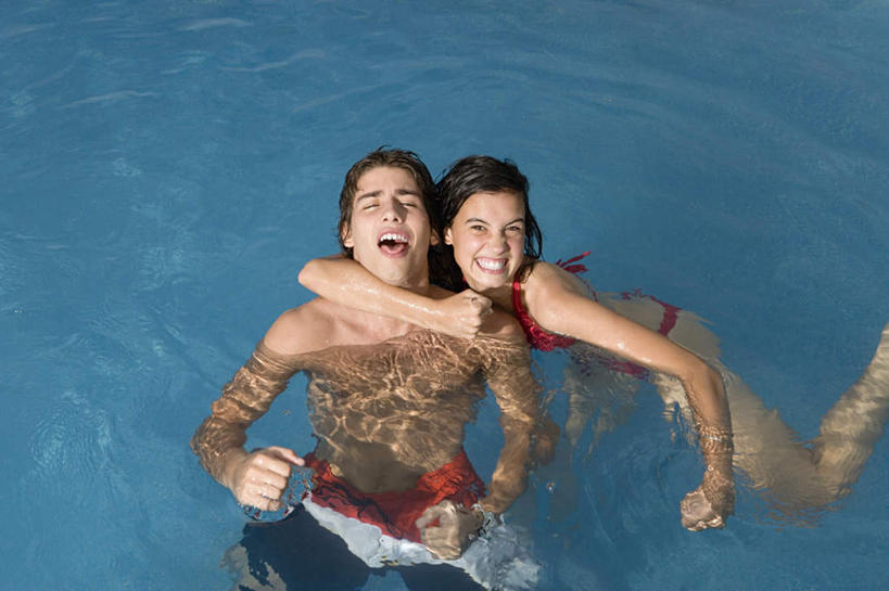 游泳,西方人,两个人,体育馆,游泳池,抱,笑,微笑,露齿笑,横图,俯视,室外,白天,泳装,比基尼,爱情,水,欧洲,欧洲人,水池,水面,浪漫,注视,泳池,观察,看,温暖,温馨,恩爱,掐,恋人,抱着,观看,和睦,察看,游泳馆,搂着,关注,泅水,拍浮,男人,男性,年轻男性,年轻女性,女人,女性,白种人,情侣,怀抱,搂,搂抱,相抱,拥抱,半身,彩图,高角度拍摄,三点式,泳衣,伴侣,融洽