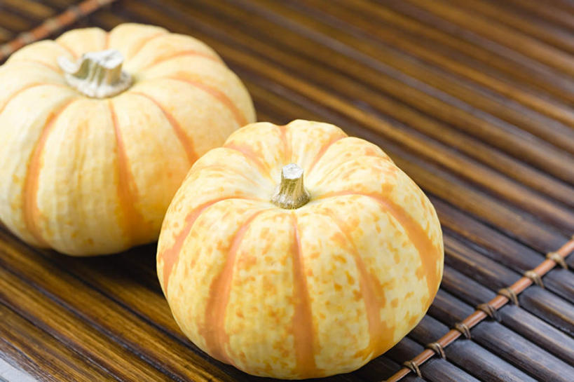 无人,横图,俯视,室内,特写,白天,南瓜,蔬菜,阴影,竹制,朦胧,模糊,新鲜,反射,影子,金瓜,食品,番瓜,食物,两个,有机食品,绿色食品,麦瓜,倭瓜,竹制品,寿司帘,寿司席,寿司竹,寿司竹卷,寿司竹席,彩图,高角度拍摄