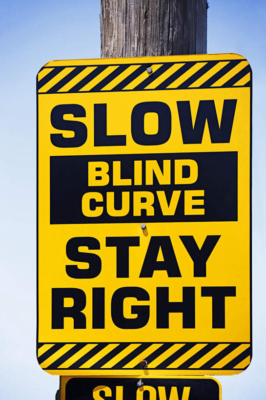 无人,竖图,室外,特写,白天,正面,指示牌,阴影,光线,标志,数字,文字,影子,字符,警告,标识,黄色,蓝色,黑色,蓝天,天空,阳光,天,警示,阿拉伯数字,晴朗,禁止,提醒,提示,限制,万里无云,危险,杆子,晴空,晴空万里,彩图