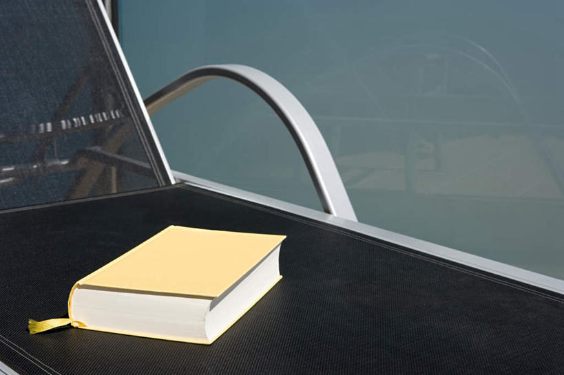 无人,横图,俯视,室外,特写,白天,看书,阅读,静物,书籍,椅子,一把,一本,学习,木椅,躺椅,书本,看,读书,浏览,书,图书,彩图,高角度拍摄