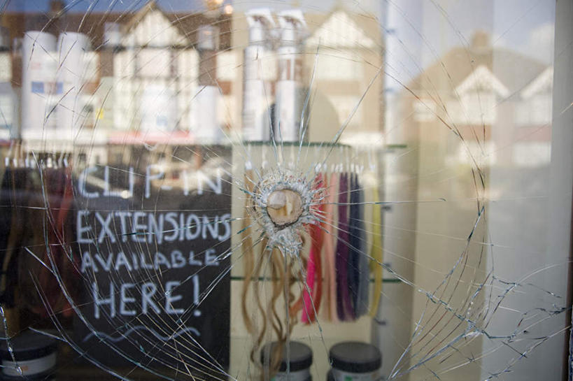 无人,横图,室外,特写,白天,正面,度假,美景,窗户,落地窗,城市风光,城市,橱窗,吊挂,悬挂,服装,朦胧,模糊,破碎,英文,标志,文字,字符,字母,景观,挂,娱乐,标识,玻璃窗,排列,衣服,黑板,享受,休闲,景色,放松,教学,服饰,英文字母,碎裂,破裂,衣着,穿着,分裂,玻璃橱窗,摆列,衣饰,耐磨,弹孔,教学黑板,彩图,布列,分列,决裂