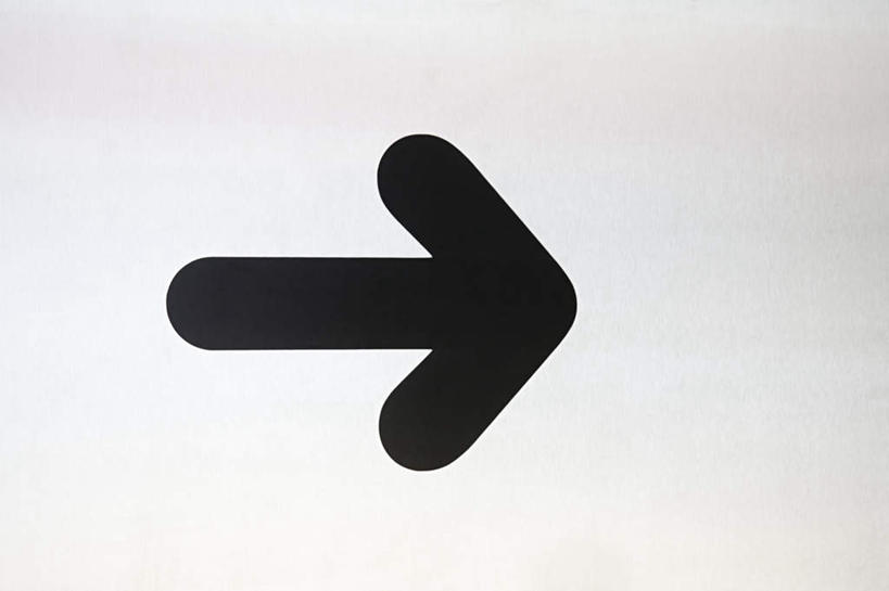 无人,横图,室外,特写,白天,正面,静物,路标,墙,方向,箭头,墙壁,墙面,一个,白色,黑色,单个,指向,簇,彩图