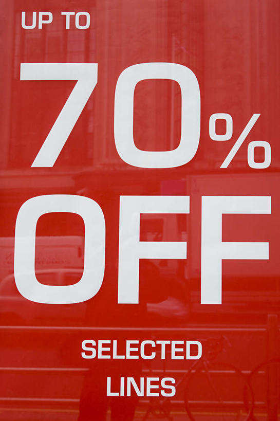 无人,商店,竖图,室外,特写,白天,正面,购物,消费,窗户,超市,英文,标志,数字,文字,字符,字母,标识,海报,玻璃窗,红色,白色,金融,百货,阿拉伯数字,英文字母,促销,选购,贸易,百货公司,折扣,血拼,降价,彩图,购物商场,购物中心,商业中心