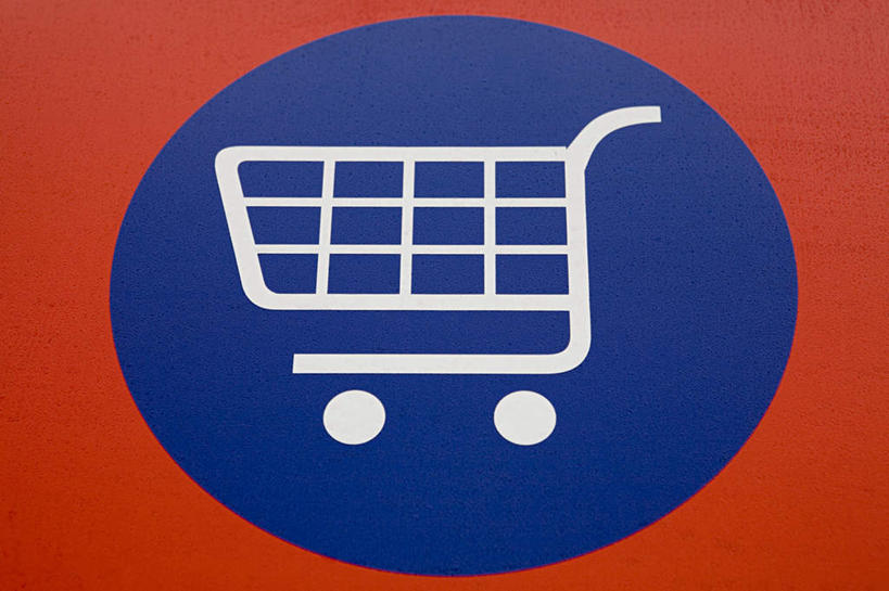 无人,横图,室外,特写,白天,正面,指示牌,购物车,标志,文字,标识,车,红色,蓝色,白色,手推车,便利,存放,载具,快捷,方便,寄存,寄放,暂存,彩图