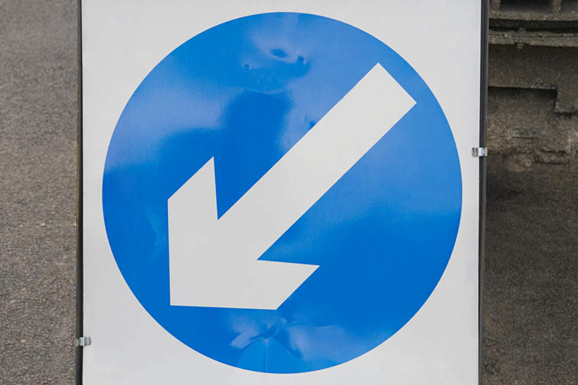 无人,横图,室外,特写,白天,正面,指示牌,标志,文字,方向,标识,箭头,蓝色,白色,指向,簇,彩图