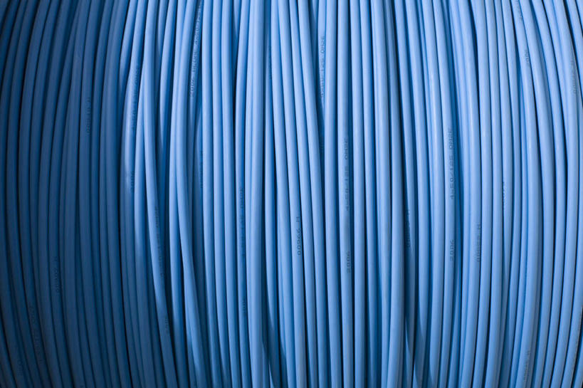 无人,横图,室内,特写,白天,正面,静物,许多,阴影,整齐,环绕,透明,缠绕,电力,反射,电线,线,影子,电能,很多,线路,蓝色,整洁,电,电源,电源线,能量,纠缠,理智,沉静,冷色,高深,冷淡,参差,划一,彩图