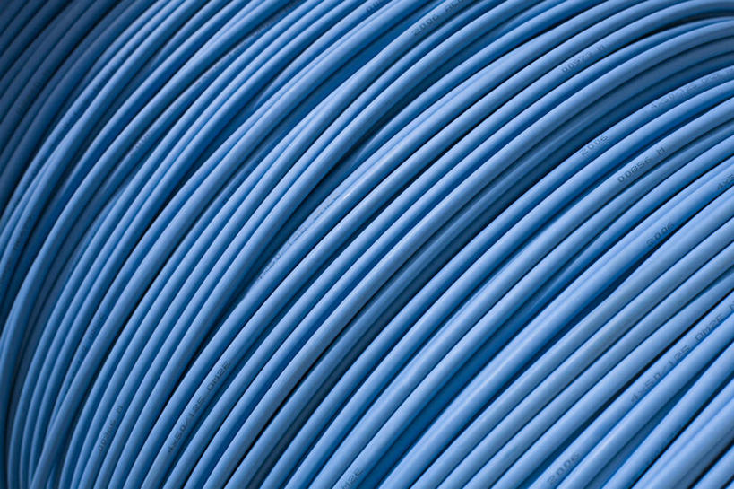 无人,横图,室内,特写,白天,正面,静物,许多,阴影,整齐,环绕,透明,缠绕,电力,反射,电线,线,影子,电能,很多,线路,蓝色,整洁,电,电源,电源线,能量,纠缠,理智,沉静,冷色,高深,冷淡,参差,划一,彩图