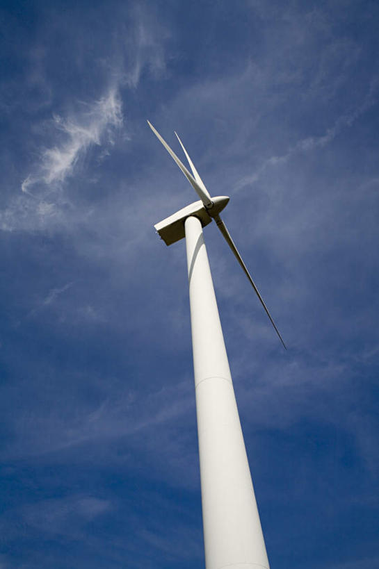 无人,竖图,室外,特写,白天,仰视,农业,风力发电机,风车,环保,电力,云,云朵,云彩,设备,一个,蓝色,白云,蓝天,天空,天,发电,机械,工业,能源,晴朗,单个,资源,风力机,利用,低碳,风力发电,晴空,彩图,低角度拍摄