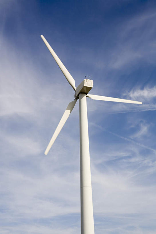 无人,竖图,室外,特写,白天,仰视,农业,风力发电机,风车,环保,电力,云,云朵,云彩,设备,一个,蓝色,白云,蓝天,天空,天,发电,机械,工业,能源,晴朗,单个,资源,风力机,利用,低碳,风力发电,晴空,彩图,低角度拍摄