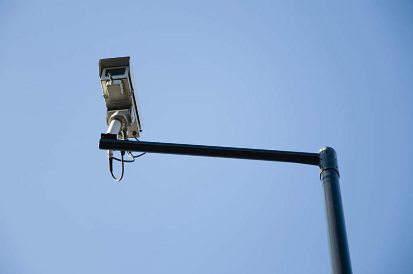 无人,横图,室外,特写,白天,仰视,显示器,屏幕,显示屏,一个,蓝色,蓝天,天空,天,观察,晴朗,单个,察看,调查,监视器,监控,输出设备,考察,监控设备,万里无云,观测,视察,监控设置,监控装备,晴空,晴空万里,彩图,低角度拍摄