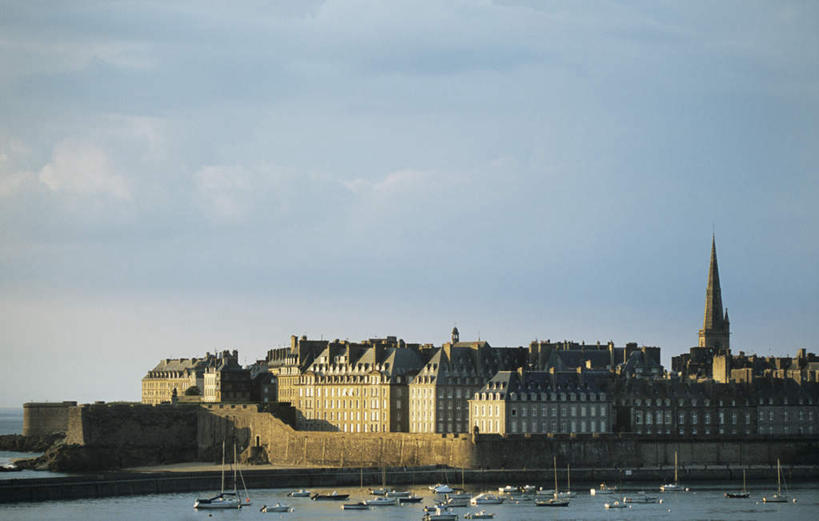 无人,家,教堂,横图,室外,白天,正面,旅游,度假,海浪,海洋,沙滩,别墅,标志建筑,地标,建筑,法国,欧洲,节日,沙子,房屋,屋子,海岸,浪花,云,云朵,公寓,沙地,云彩,文化,娱乐,建设,洋房,楼房,住宅,蓝色,白云,蓝天,天空,海水,天,祈祷,享受,休闲,健康,旅游胜地,放松,许愿,宗教,信仰,晴朗,纪念,祈求,基督教,布列塔尼,圣马洛,天主教,海景,信念,法兰西共和国,法兰西第五共和国,布列塔尼半岛,平安,大海,风浪,海,海水的波动,海滩,近岸浪,涌浪,晴空,彩图,房子,大教堂,礼拜堂