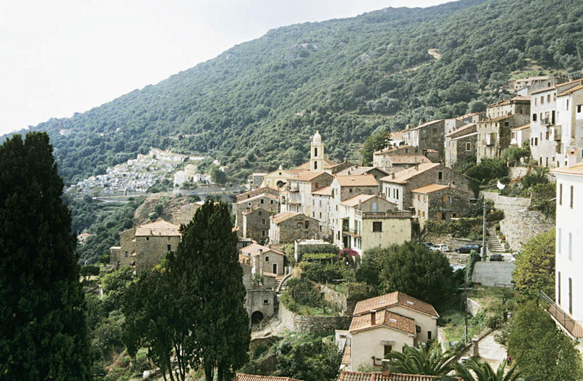 无人,家,横图,俯视,室外,白天,度假,美景,山,山脉,树林,植物,城市风光,城市,建筑,法国,欧洲,瓦片,房屋,屋顶,屋子,景观,山峰,公寓,山峦,顶棚,瓦,娱乐,洋房,楼房,住宅,树,树木,绿色,自然,群山,享受,休闲,景色,放松,建造,生长,成长,科西嘉,科西嘉岛,屋瓦,法兰西共和国,法兰西第五共和国,科西嘉大区,彩图,高角度拍摄,房子