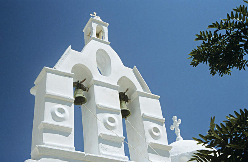 无人,教堂,横图,室外,白天,仰视,旅游,度假,植物,标志建筑,地标,建筑,叶子,希腊,欧洲,节日,绿叶,文化,娱乐,建设,树,树木,祈愿,蓝色,绿色,蓝天,天空,自然,天,祈祷,享受,休闲,健康,嫩叶,旅游胜地,放松,许愿,宗教,信仰,生长,晴朗,成长,纪念,祈求,信号,基督教,天主教,报时,信念,希腊共和国,万里无云,召集,鸣钟,平安,叶,叶片,钟,晴空,晴空万里,彩图,低角度拍摄,大教堂,礼拜堂