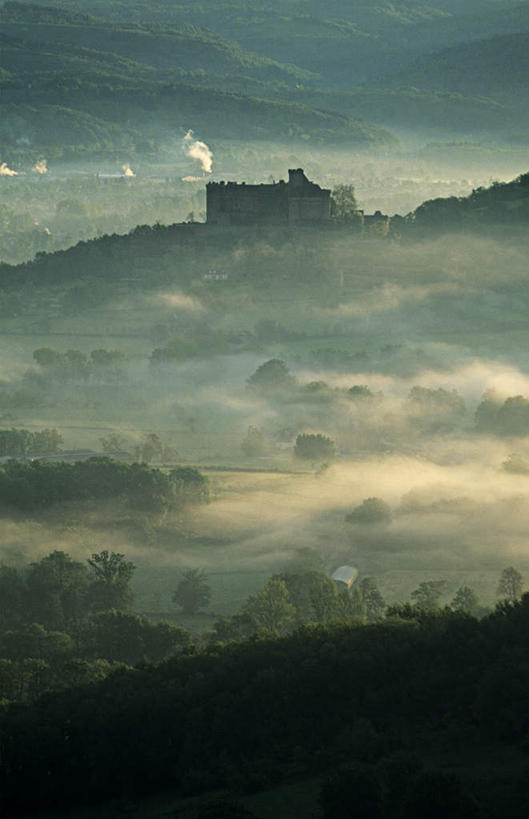 无人,家,竖图,俯视,室外,白天,旅游,度假,美景,树林,植物,雾,别墅,法国,欧洲,朦胧,模糊,堡垒,城堡,房屋,屋子,景观,公寓,娱乐,洋房,楼房,住宅,树,树木,绿色,自然,享受,休闲,景色,放松,生长,成长,迷雾,要塞,自然风光,法兰西共和国,阿基坦,法兰西第五共和国,多尔多涅省,亚魁当,阿基坦大区,设防,多尔多涅,大雾,彩图,高角度拍摄,房子