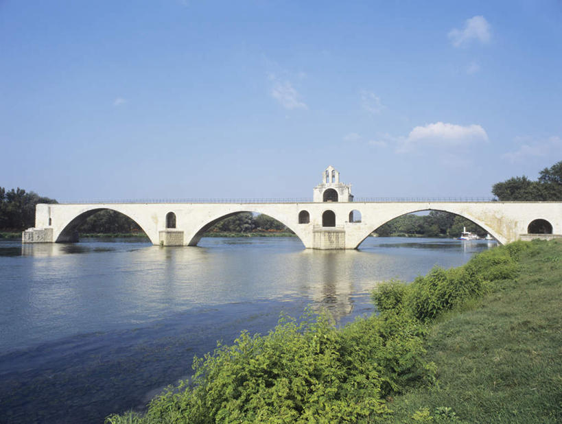 无人,横图,室外,白天,正面,旅游,度假,草地,草坪,河流,石头,水,植物,标志建筑,地标,建筑,法国,欧洲,波纹,石子,河水,水流,云,云朵,桥,涟漪,云彩,娱乐,建设,石桥,拱桥,栈桥,草,树,树木,蓝色,绿色,白云,倒影,蓝天,水纹,天空,自然,波浪,天,享受,休闲,旅游胜地,放松,拱形,生长,晴朗,成长,人行桥,石拱桥,倒映,法兰西共和国,水晕,法兰西第五共和国,反照,亚维尼翁,石块,晴空,彩图