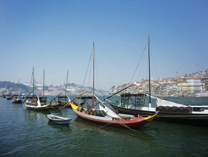 无人,横图,室外,白天,正面,度假,河流,美景,山,山脉,水,城市风光,城市,船,葡萄牙,欧洲,停靠,波纹,河水,景观,山峰,水流,木船,涟漪,山峦,娱乐,波尔图,蓝色,倒影,蓝天,水纹,天空,交通工具,波浪,群山,天,享受,休闲,景色,放松,晴朗,倒映,舟,南欧,停泊,载具,万里无云,水晕,葡萄牙共和国,反照,晴空,晴空万里,彩图