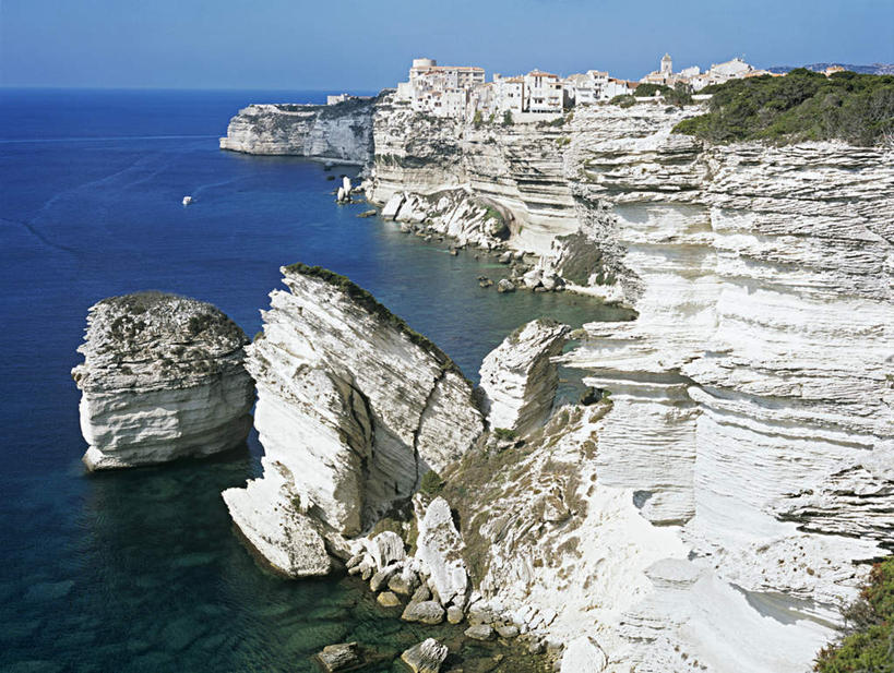 无人,横图,俯视,室外,白天,旅游,度假,海浪,海洋,石头,美景,山,山脉,法国,欧洲,阴影,光线,石子,影子,景观,浪花,山峰,水平线,辽阔,海平线,山峦,娱乐,蓝色,蓝天,天空,阳光,自然,海水,群山,天,享受,休闲,广阔,景色,放松,晴朗,一望无际,科西嘉,科西嘉岛,自然风光,海景,万里无云,法兰西共和国,法兰西第五共和国,无边无际,一马平川,博尼法乔,科西嘉大区,大海,风浪,海,海水的波动,近岸浪,石块,岩石,涌浪,晴空,晴空万里,彩图,高角度拍摄,水天相接,水天一线