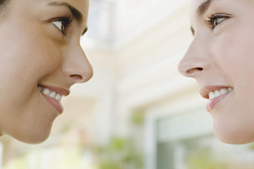 西方人,脸,头,眼睛,鼻子,嘴,脸颊,眉毛,睫毛,两个人,伙伴,朋友,站,笑,微笑,横图,室外,特写,白天,侧面,友谊,植物,欧洲,欧洲人,瞳孔,阴影,朦胧,模糊,光线,影子,墙,注视,裸露,肩膀,相视,墙壁,墙面,树,树木,绿色,白色,阳光,自然,观察,看,站着,面对面,眼部,生长,成长,观看,对视,察看,关注,裸,相对,相看,友情,年轻女性,女人,女性,白种人,头部,鼻,鼻孔,睫,口,口腔,脸部,脸蛋,眉,面部,眼,眼睫毛,眼眉,嘴巴,嘴唇,站立,半身,彩图,眼眉毛