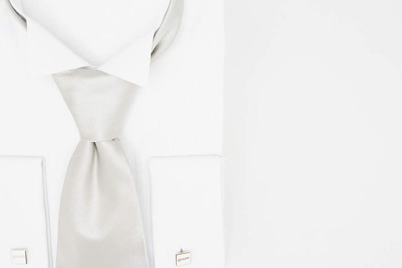 无人,横图,俯视,室内,特写,白天,白色背景,衬衫,桌面,桌子,静物,木制,领带,白色,木制品,摄影,影棚,象征,庄重,身份,正式,地位,彩图,高角度拍摄,影棚拍摄,衬衣,拍摄