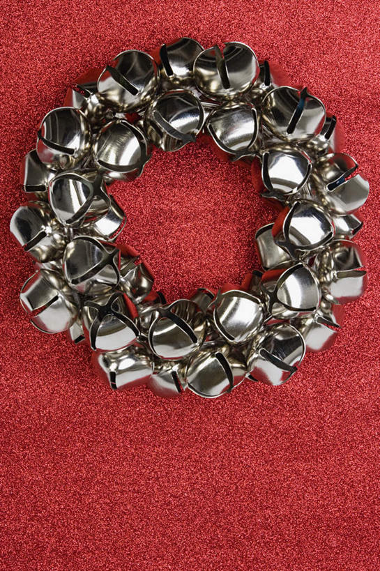 无人,竖图,俯视,室内,特写,白天,桌面,桌子,静物,红色背景,装饰,木制,花环,丝绸,丝带,缎带,绸带,木制品,摄影,影棚,华丽,修饰,圣诞花环,点缀,衬托,美观,雅致,雅观,圣诞圈,彩图,高角度拍摄,影棚拍摄,拍摄